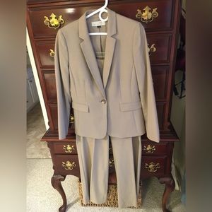 Tahari Arthur S Levine two piece pant suit taupe size 8